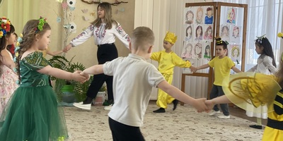 Тематичне свято" Ось і веснонька прийшла!" гр3 дітей дошкільного віку  ( вихователі:  Скрєбньова В.Л., Роботько Н.О., музичний керівник Урсу Д.І.)